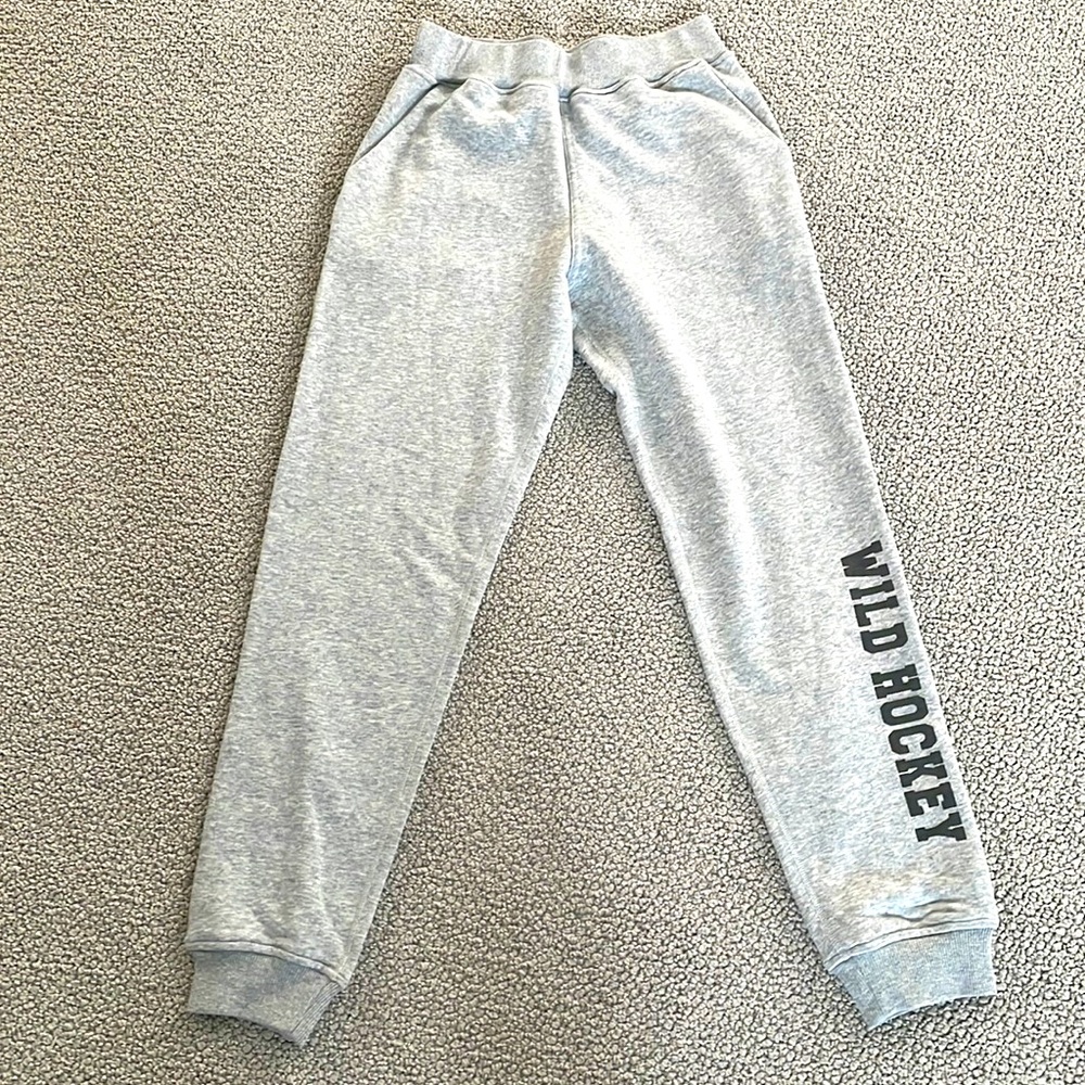 Woman’s MN Wild sweatpants light gray. Size SM/P